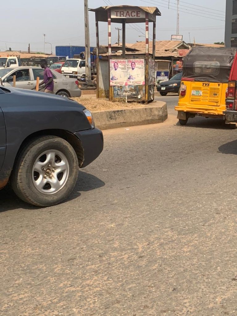 Absence of traffic warden causes accident on Akarigbo road, Sagamu