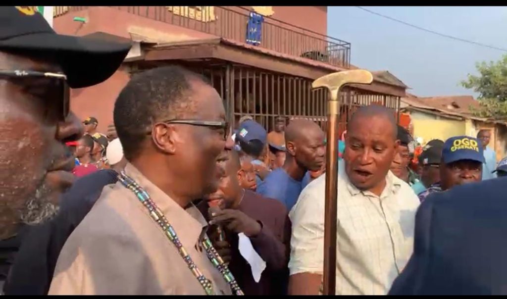 The APC senatorial aspirant, Otunba Gbenga Daniel on Tuesday, January 24, 2023, through the gateway front foundation took his campaign to Itunsokun, ward 6 Sagamu Remo, Ogun state.