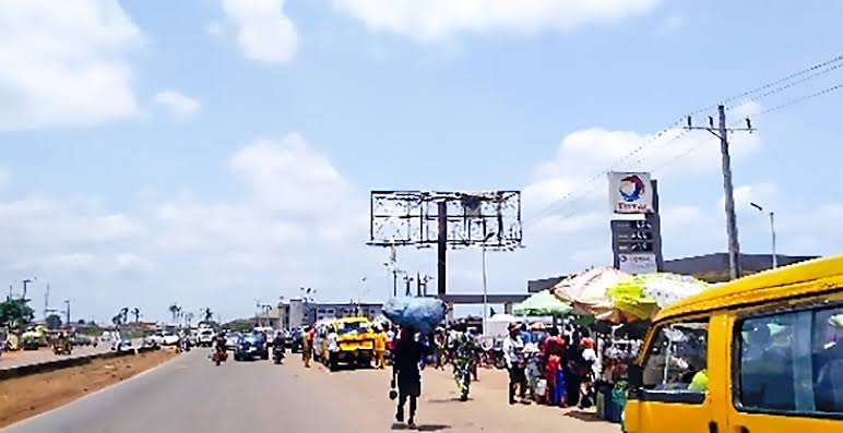 Commuters in Sagamu Demand Pedestrian Bridge to Curb Accidents at Express Junction