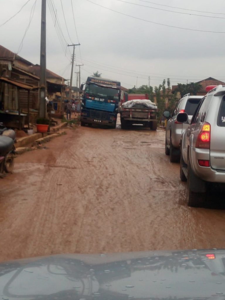 https://remotv.com.ng/2023/05/15/commuters-in-sagamu-demand-pedestrian-bridge-to-curb-accidents-at-express-junction/
