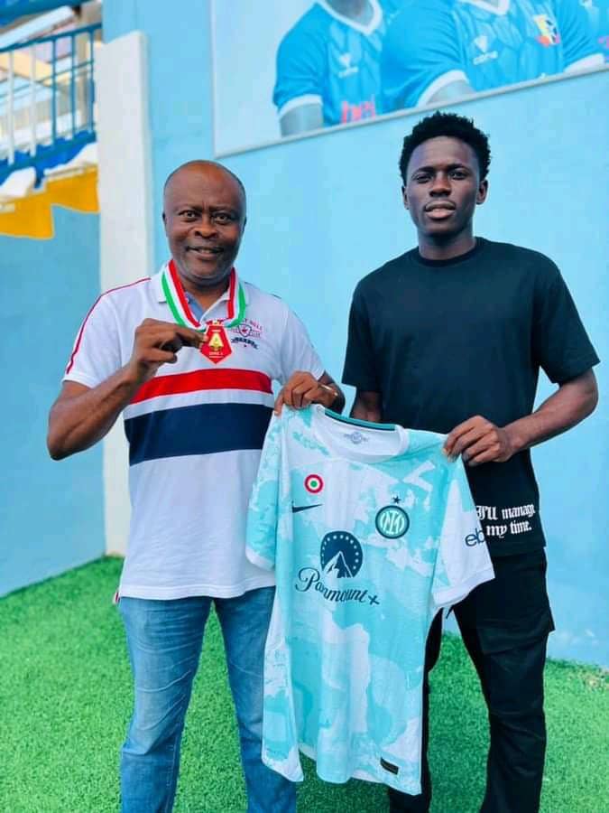 Ebenezer Akinsanmiro Presents Coppa Italia Medal to Remo Stars President