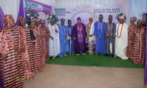 (The Akarigbo and Paramount Ruler of Remoland Oba Dr. Babatunde Adewale Ajayi, together with some members of the Remo Council of Obas Taking a photograph with some Olori Remo at the 2024 Olori Remo Retreat)