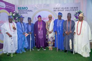 (photo session between The Akarigbo and Paramount of Remoland Oba Dr Babatunde Adewale Ajayi, Members of the Remo Council of Obas and H.E Mrs. Bamidele Abiodun at the 2024 Olori Remo Retreat)